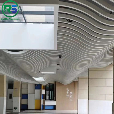 2.0mm Hangend metalen plafond in wijnrood voor moderne en eenvoudige decoratie